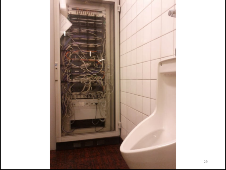 Qui peut accéder à vos données? Armoire réseau aux toilettes
